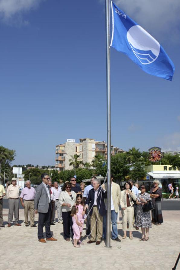 The beach of La Pineda wears a blue flag one more year