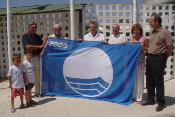 The mayor of Salou hoisted the Blue Flag in the Marina