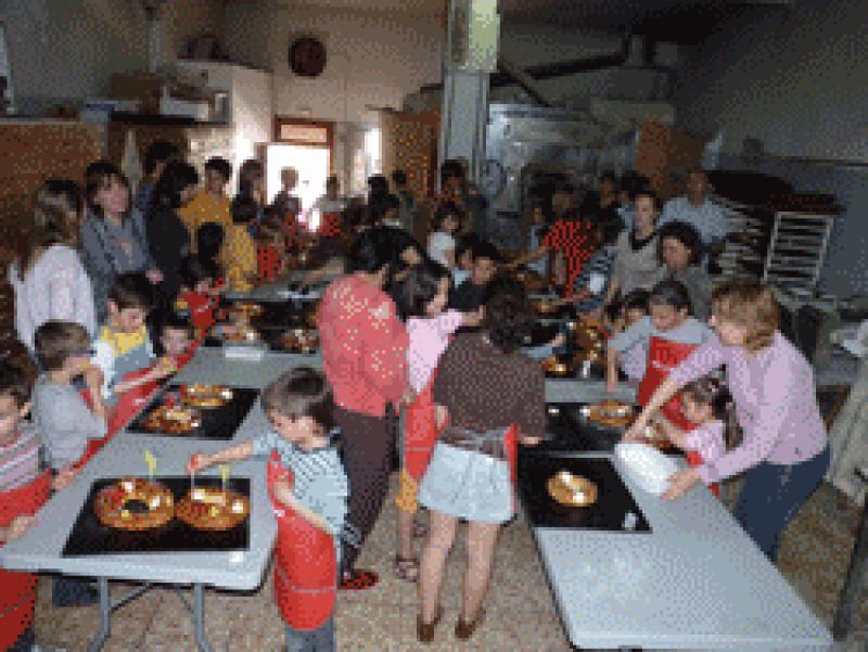 Ni&ntilde;os de Vandell&ograve;s y L'Hospitalet de l'Infant han hecho sus propias monas