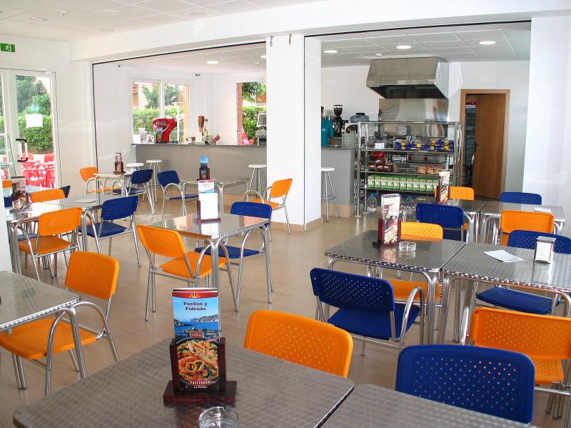 Cafeteria of the apartments Les D&agrave;lies in Salou