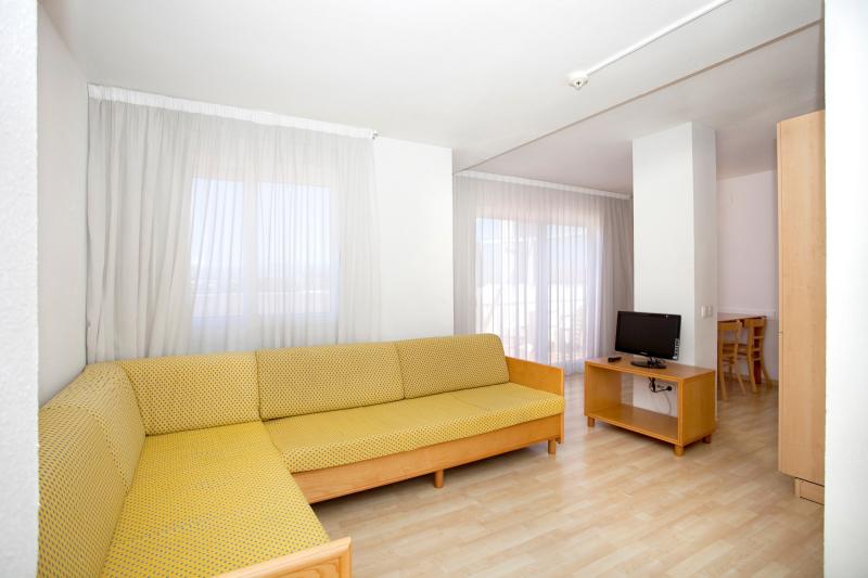 Hall of the apartments Les D&agrave;lies in Salou