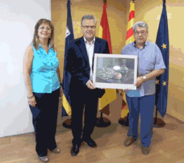 Salou recibe un cuadro de la asociación 'La Paleta du Monde'