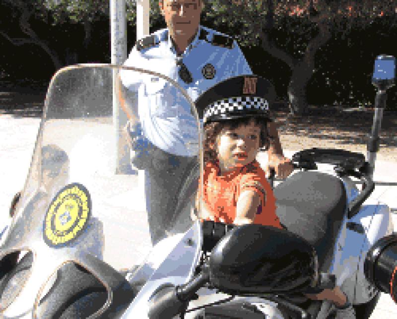 Polic&iacute;a Local de Salou y los Mossos d'Esquadra explican su trabajo a ni&ntilde;os y ni&ntilde;as del Casal Xic's 4
