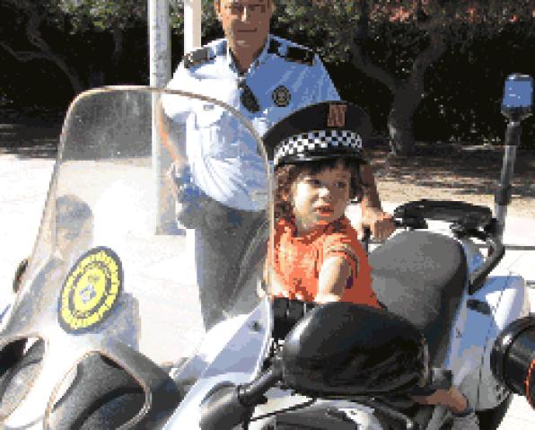 Policía Local de Salou y los Mossos d'Esquadra explican su trabajo a niños y niñas del Casal Xic's 4