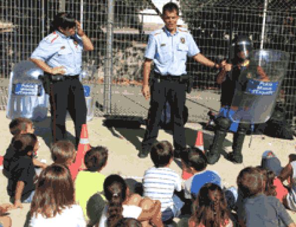 Policia Local de Salou i Mossos dEsquadra expliquen la seva feina a nens i nenes del Casal Xics 2