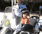 Policia Local de Salou i Mossos dEsquadra expliquen la seva feina a nens i nenes del Casal Xics 4