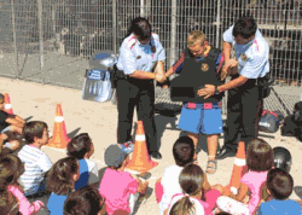 Policia Local de Salou i Mossos dEsquadra expliquen la seva feina a nens i nenes del Casal Xics