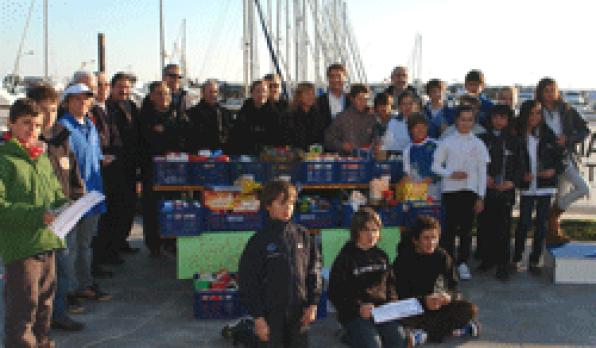 La Regata Solidaria aporta alimentos a la Parroquia de Santa María del Mar de Salou