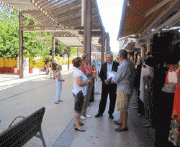 El alcalde y la concejala de Comercio visitan la zona de la avenida Andorra