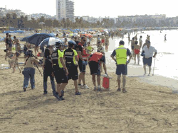 Salou realiza con éxito un simulacro de salvamento por dos accidentados en la playa de Llevant